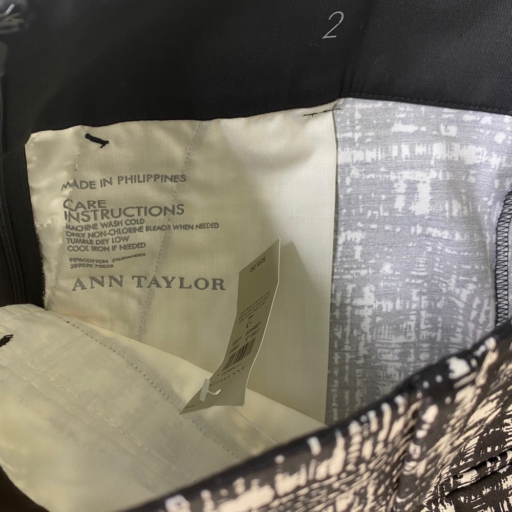 ANN TAYLOR BLACK AND WHITE GRAFFITI PRINT SHORT - Picture 5 of 6